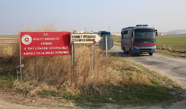FETÖ'cü sanığı ziyarete giden avukatın üstündeydi!