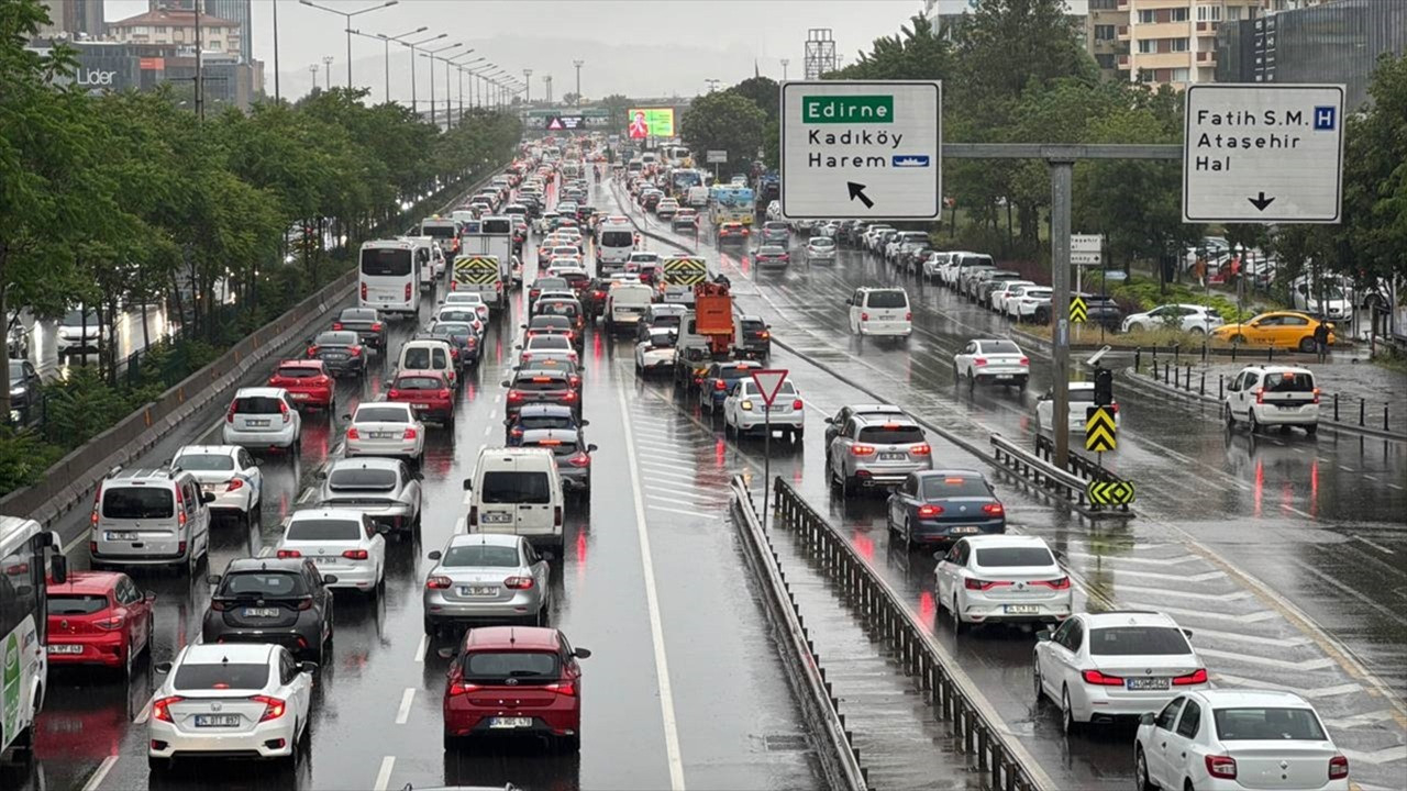 İstanbul trafik haritasında her yer kırmızı! Okullar açıldı: 18 milyon öğrenci ders başı yapacak! Trafik kilitlendi...