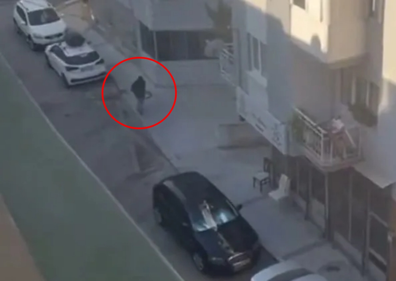 İzmir'deki karakol saldırısının ilk görüntüsü ortaya çıktı!16 yaşındaki cani kurşun sıka sıka gelmiş