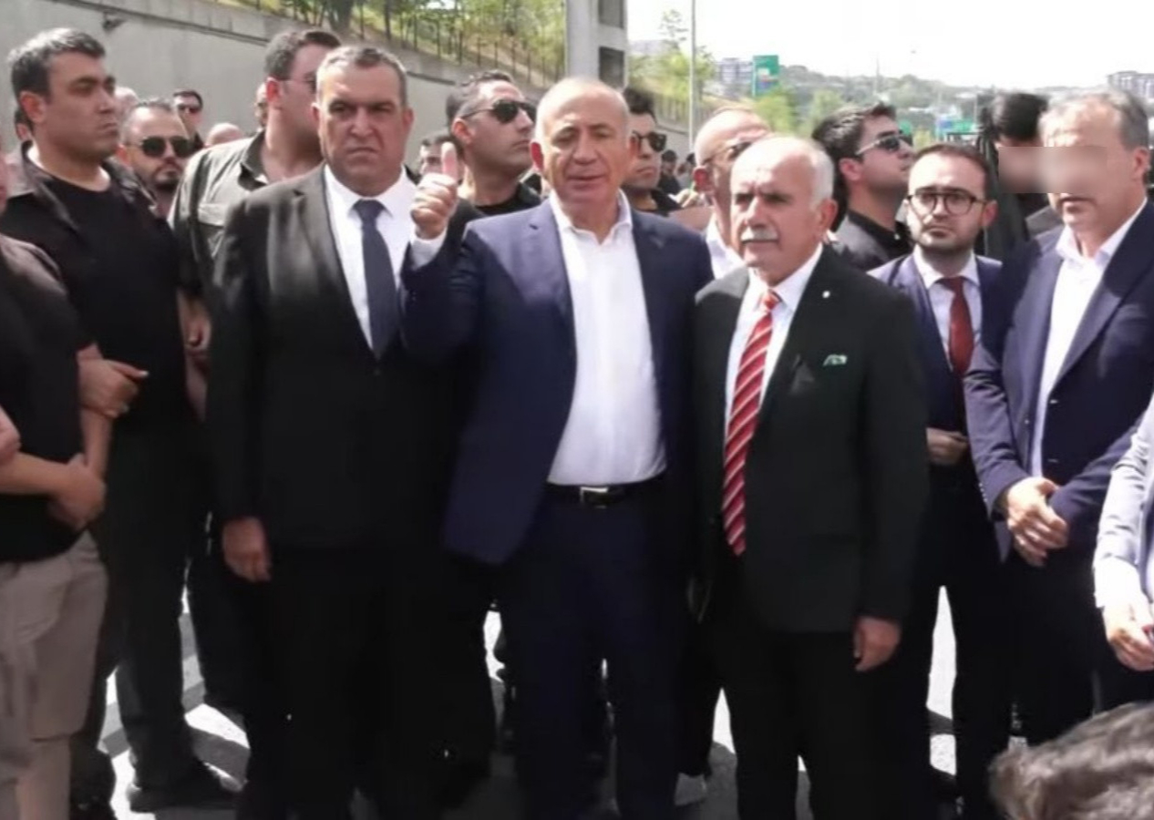 Gürsel Tekin CHP İl binası önünde! "Baba ocağına geldik, gayet rahatız! Bu bağıranların bir tanesi CHP'li değil"