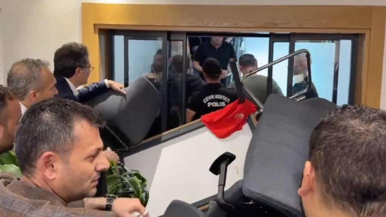 CHP’li Vekiller, Gürsel Tekin'in girişini engellemeye çalıştı