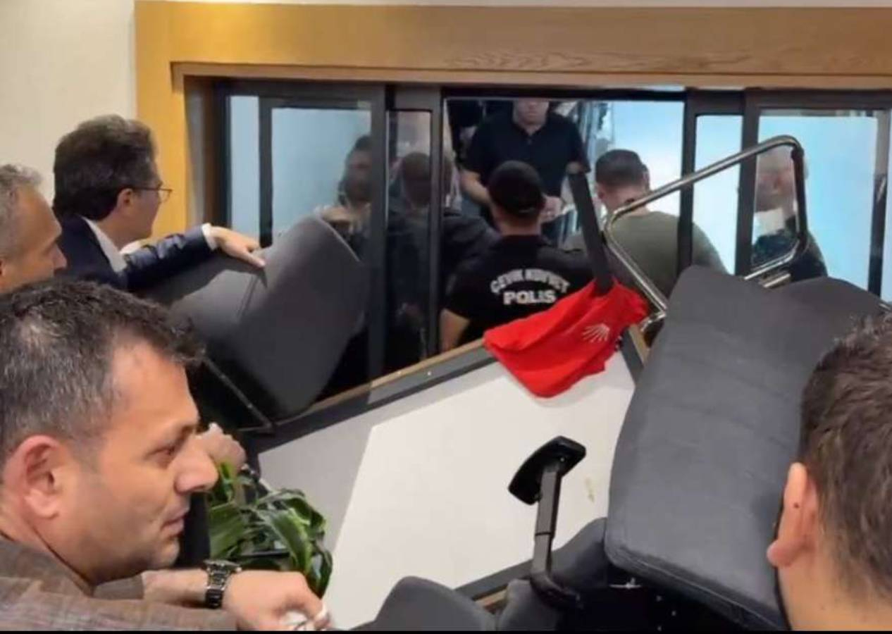 CHP’li Vekiller, Gürsel Tekin'in girişini engellemeye çalıştı
