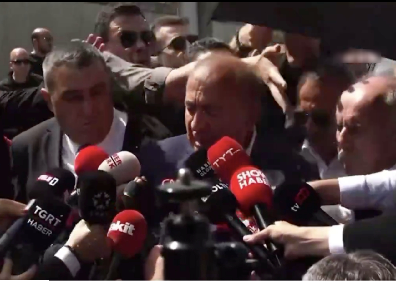 Gürsel Tekin’e CHP il binası önünde su şişesi fırlatıldı! "İsterse kurşun atsınlar, sorun değil"