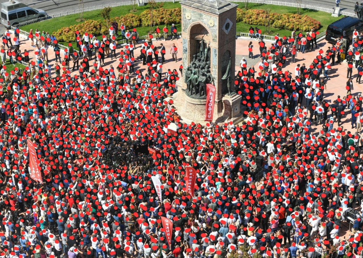 CHP’nin Taksim hezimeti: Özgür Özel 5 bin dedi ama tek tek sayıldı, sadece 1400 kişi vardı!