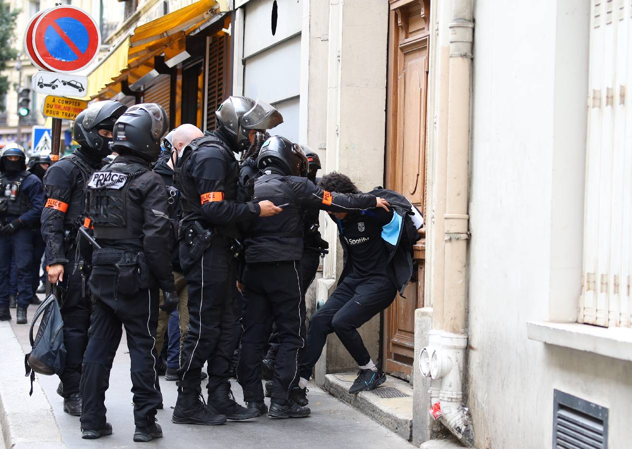 Paris’te olaylar büyüyor! “Her Şeyi Durduralım” eylemlerinde polis müdahalesi: 200 Gözaltı