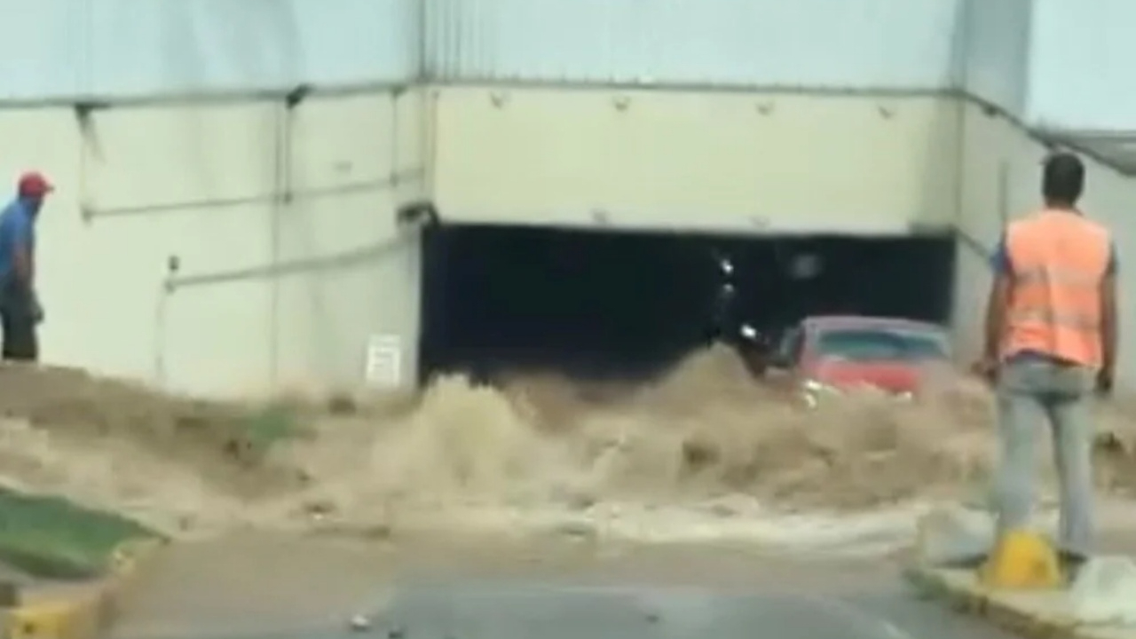 AVM otoparkı göle döndü! Kadıköy’de su borusu patladı