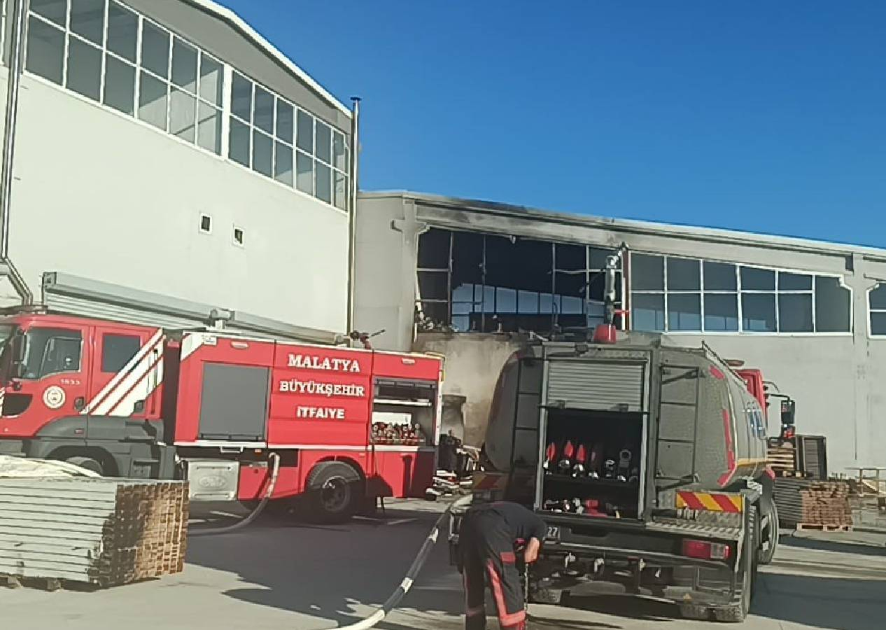 Malatya'da mobilya imalathanesinde korkutan yangın