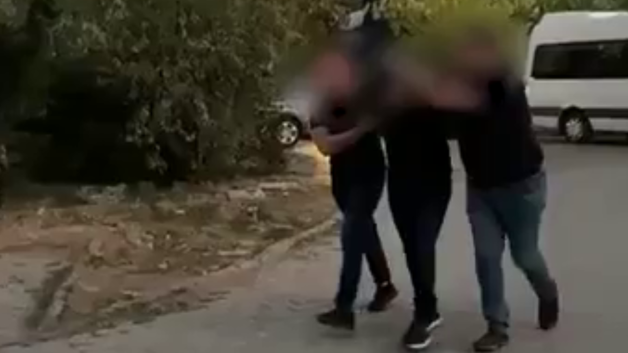 Gereği yapıldı! Bakan Yerlikaya duyurdu: Çocuklarının önünde babaya tokat atan saldırgan yakalandı!