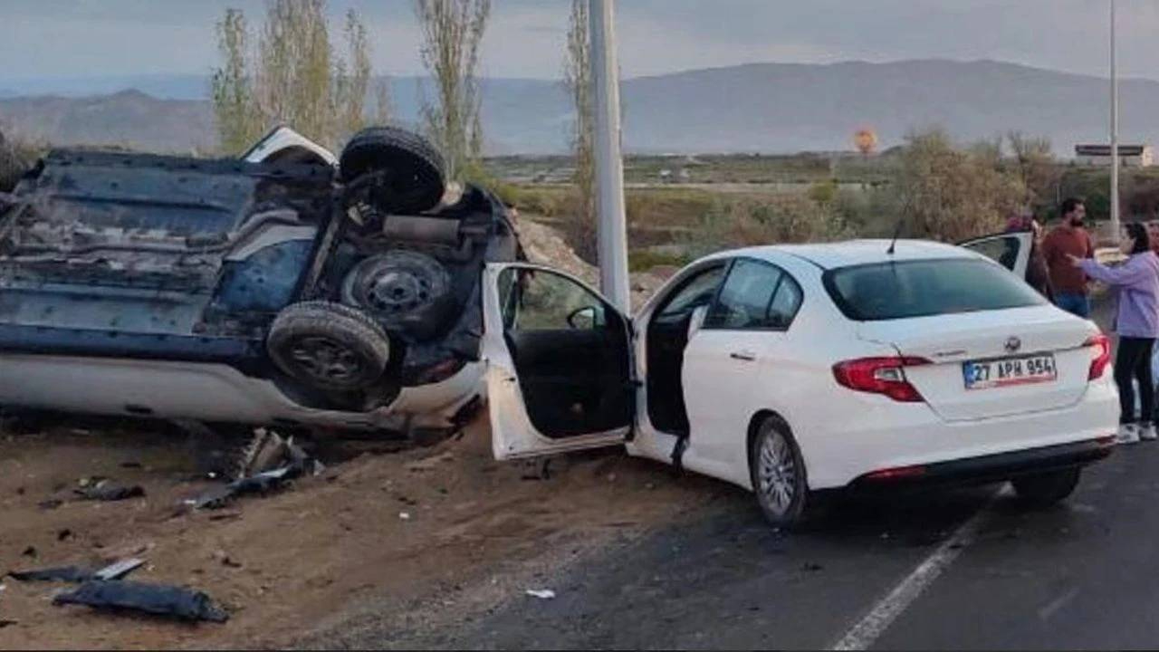 Kafa kafaya çarpışma! Otomobiller savruldu, 4 kişi yaralandı