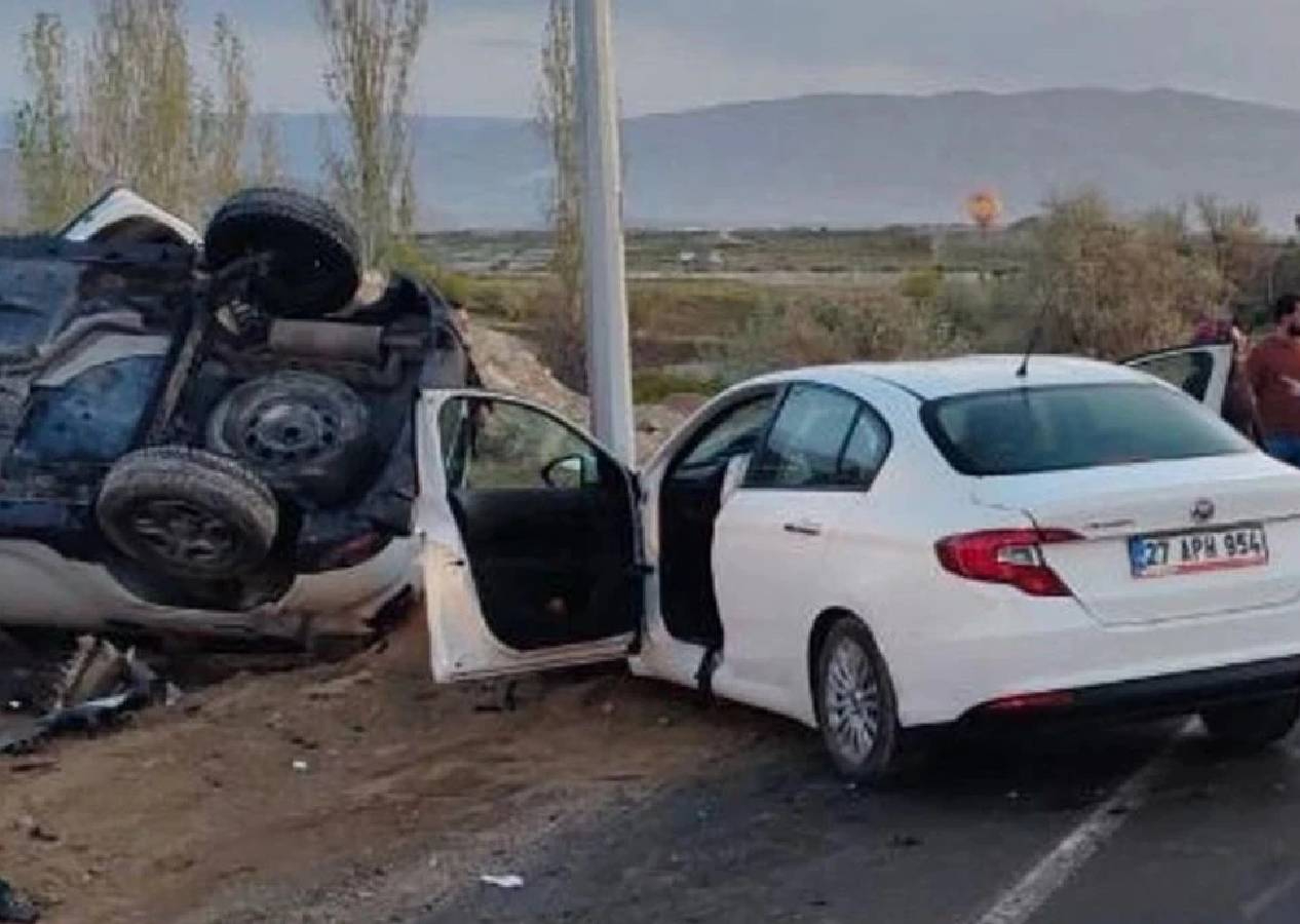 Kafa kafaya çarpışma! Otomobiller savruldu, 4 kişi yaralandı