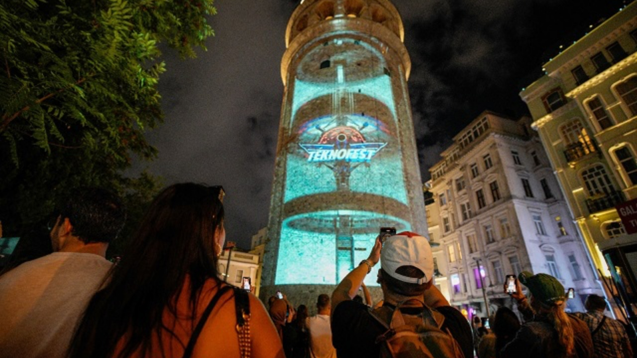 Galata Kulesi TEKNOFEST’in ışığıyla aydınlandı
