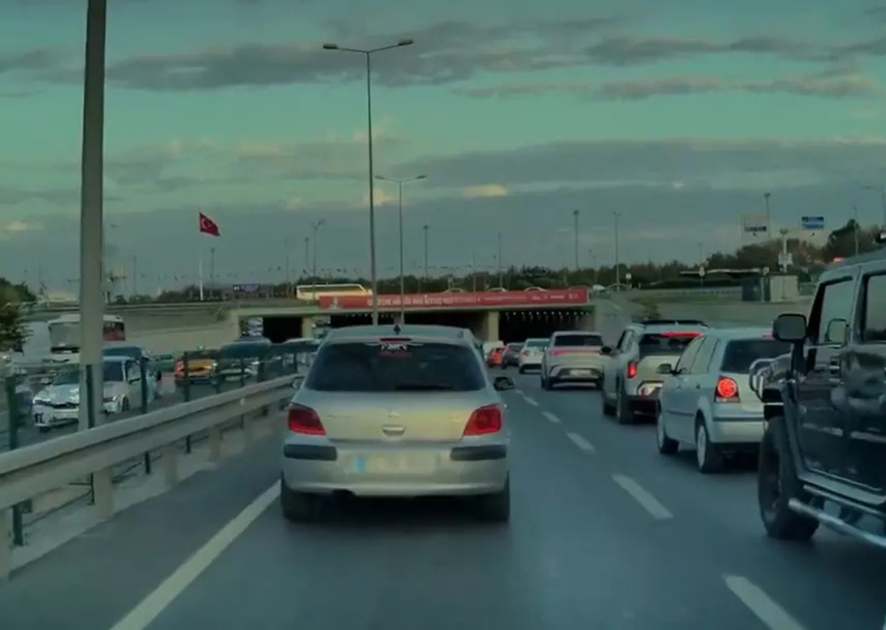 Otopilot modundaki Tesla kontrolden çıktı: Görüntüler yürekleri ağza getirdi