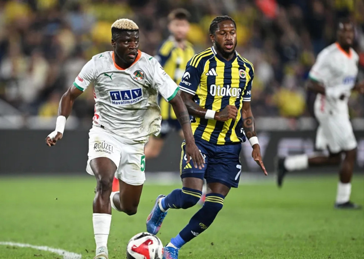 Fenerbahçe Kadıköy'de 90+3'te yıkıldı, galibiyeti kaçırdı (Fenerbahçe 2 - 2 Alanyaspor | Maçın özeti)