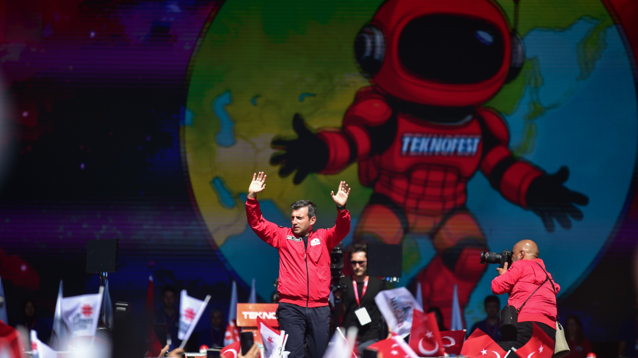 Selçuk Bayraktar’dan gençlere çağrı: “Ufkunuzu gökyüzüyle daraltmayın”