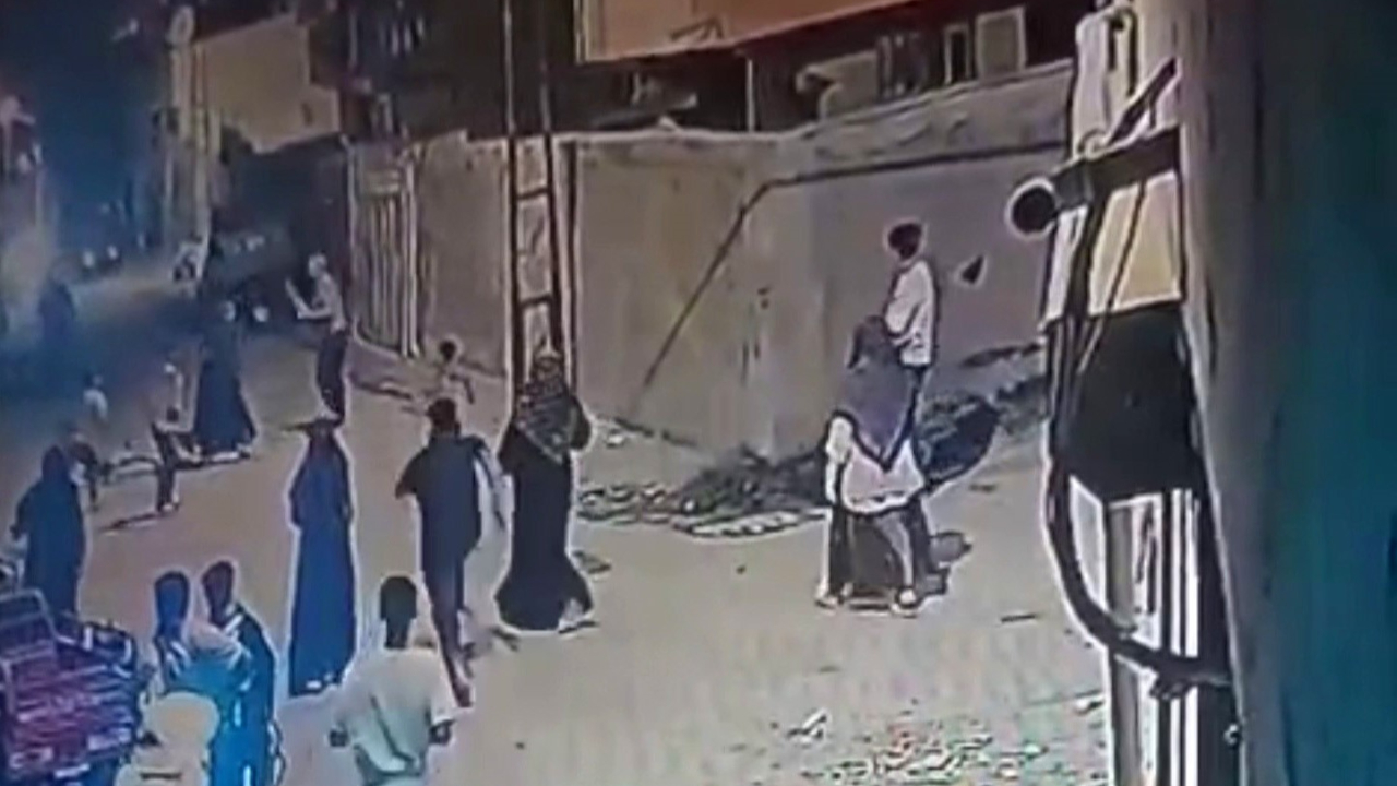 Oyun oynamak yasak mı? 6 Yaşındaki çocuğa sopayla saldırı! mahalleli araya girdi