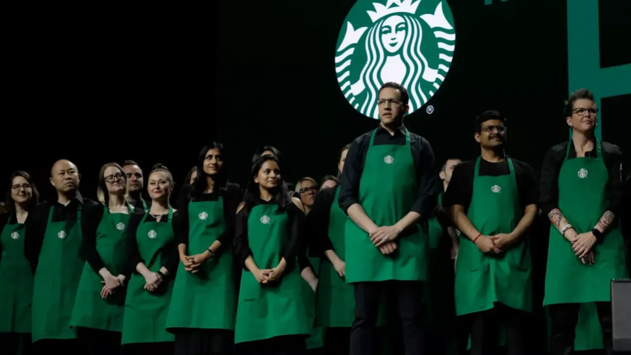 Starbucks’a ABD’de kıyafet davası şoku! Çalışanlar masrafların karşılanmasını talep ediyor