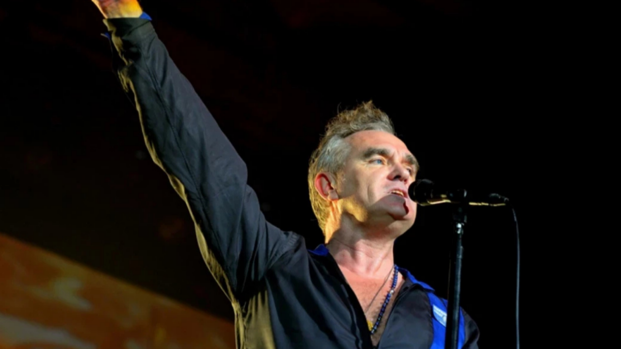 Dünyaca ünlü şarkıcı Morrissey, aldığı ölüm tehditleri nedeniyle konserlerini iptal etti
