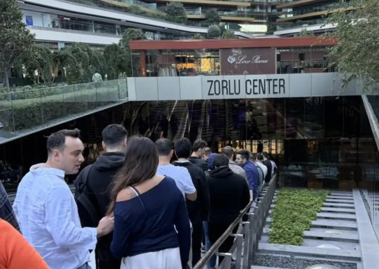 İstanbul'da iPhone 17 için uzun kuyruk oluştu!