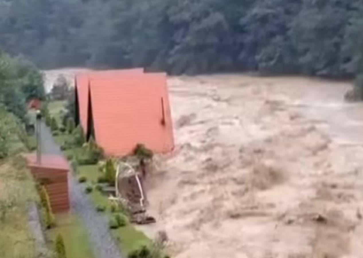 Yağışlar hayatı felç etti! Fırtına Vadisi’nde bungalovlar selde böyle yok oldu