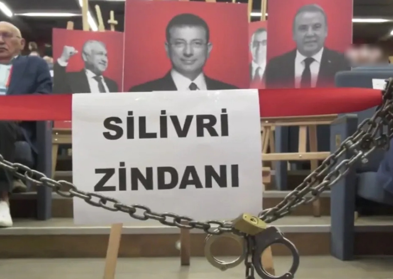 CHP’de kurultay atmosferine damga vuran detay! Zincirler, kelepçeler ve “Silivri Zindanı”
