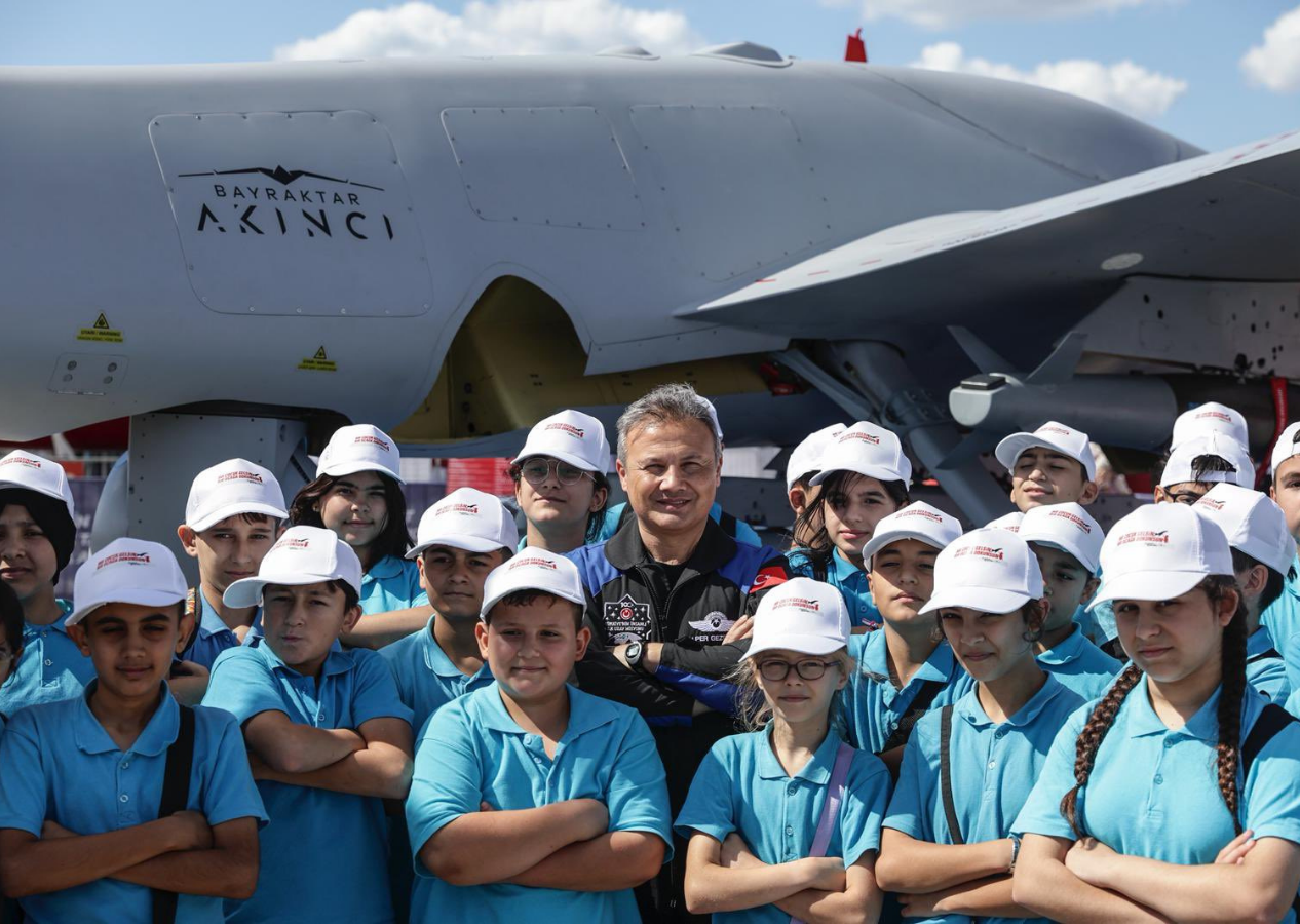Türkiye’nin ilk astronotu Alper Gezeravcı TEKNOFEST’te gençlerle buluştu