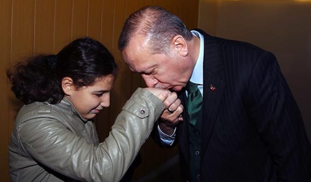 Görme engelli Tuğçe Erdoğan'ı duygulandırdı!