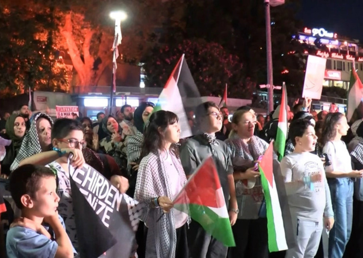 Gazze’ye giden Sumud Filosu'na destek nöbeti Üsküdar'da başladı