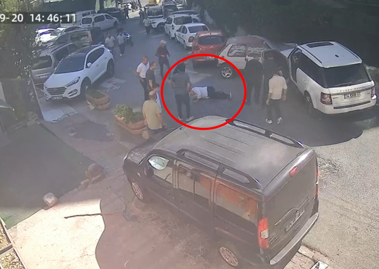 Beyoğlu’nda dehşet anları: Cip sürücüsü, yayayı iki araç arasında sıkıştırıp altına aldı!