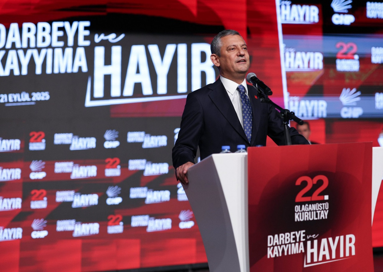 CHP’de tek adaylı kurultay: Özgür Özel tüm oyları alarak yeniden genel başkan seçildi