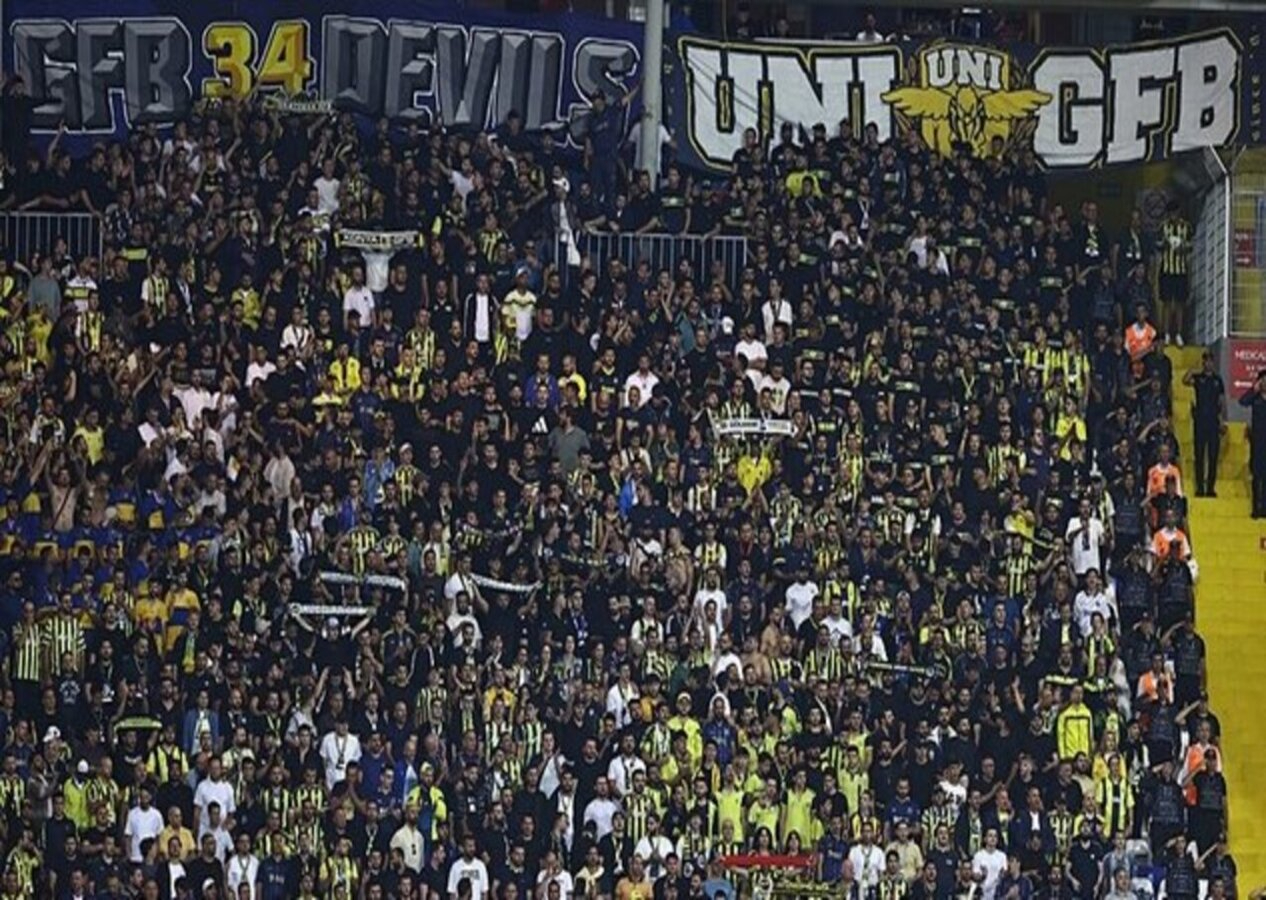 Fenerbahçe taraftarından beraberlik sonrası futbolculara tepki: Adam gibi oynayın!