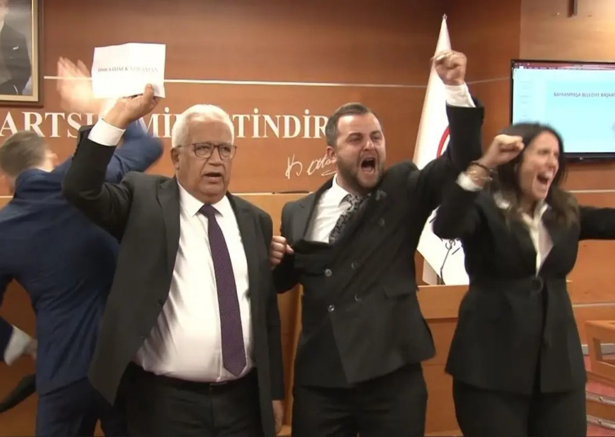 Bayrampaşa’da skandal seçim: Geçerli oylar çöpe, geçersiz oylar sandığa yazıldı! AK Parti itiraz edecek