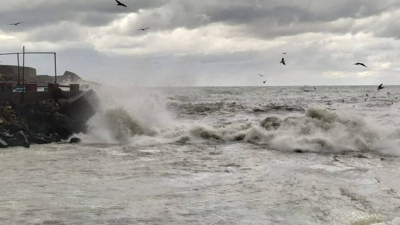 Düzce’de fırtına uyarısı! Akçakoca’da dalga boyu 3 metreyi geçti