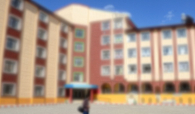 Uyuşturucu kullanıp müdürü darp eden hizmetli, kovulduğu okula geri alındı