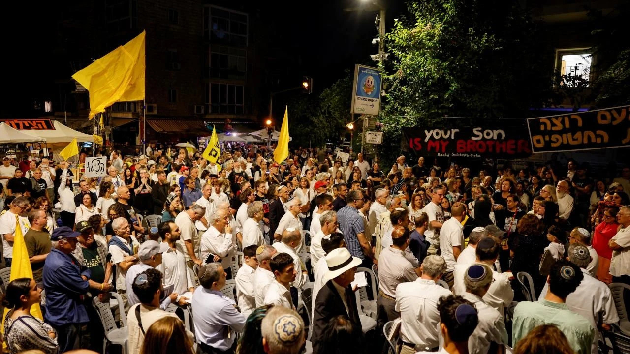 İsrailliler, ateşkes talebiyle Binyamin Netanyahu'nun evinin önünde toplandı