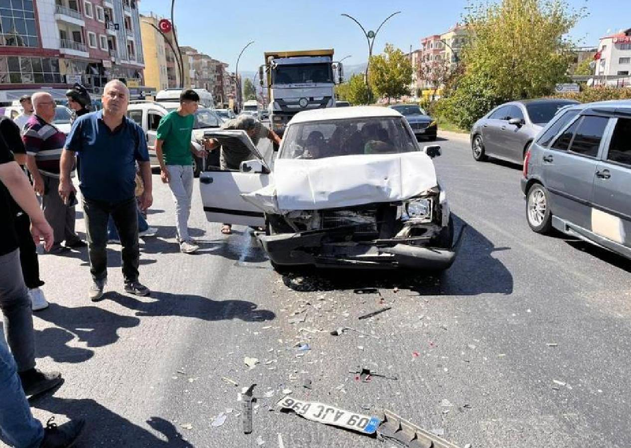 Direksiyon hakimiyetini kaybetti önce eve sonra direğe çarptı: 1’i ağır 3 yaralı