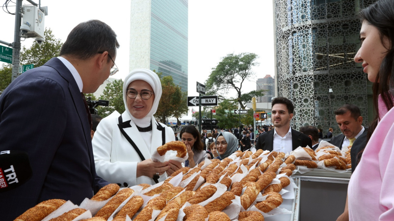 New York’ta simit rüzgarı: Emine Erdoğan Türkevi önünde standı ziyaret etti: Bagel’a rakip!