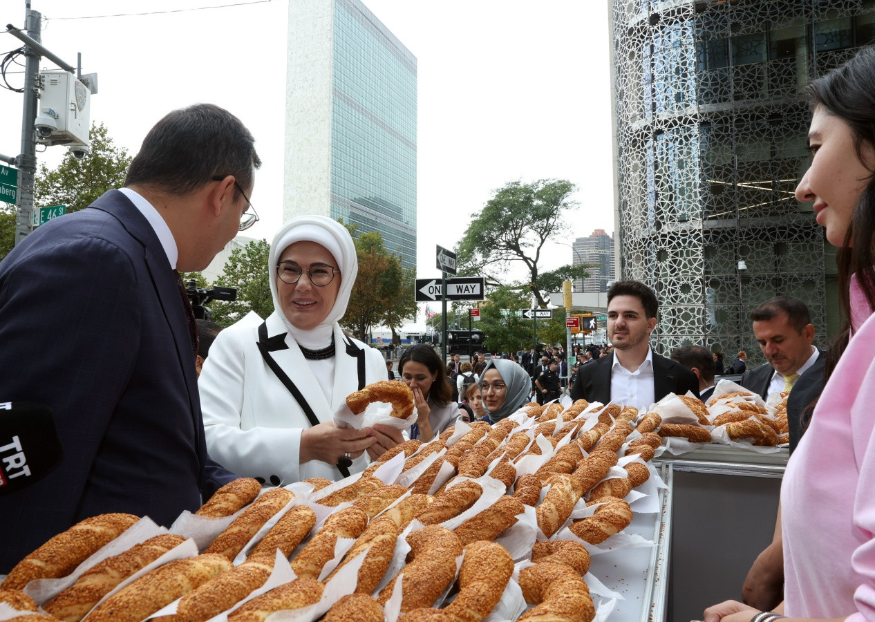 New York’ta simit rüzgarı: Emine Erdoğan Türkevi önünde standı ziyaret etti: Bagel’a rakip!