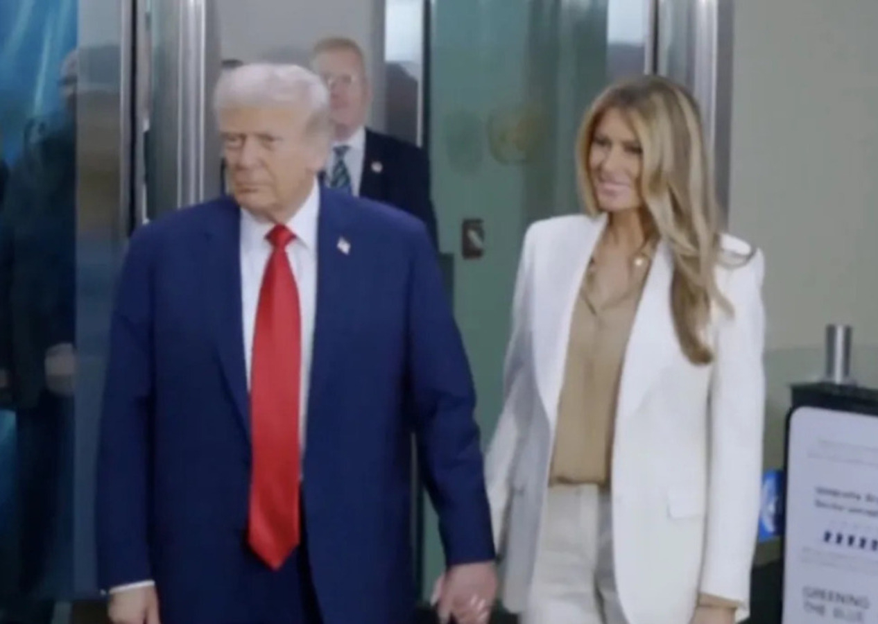 Donald Trump ve Melania Trump'a sabotaj iddiası: Yürüyen merdiven kapatıldı!