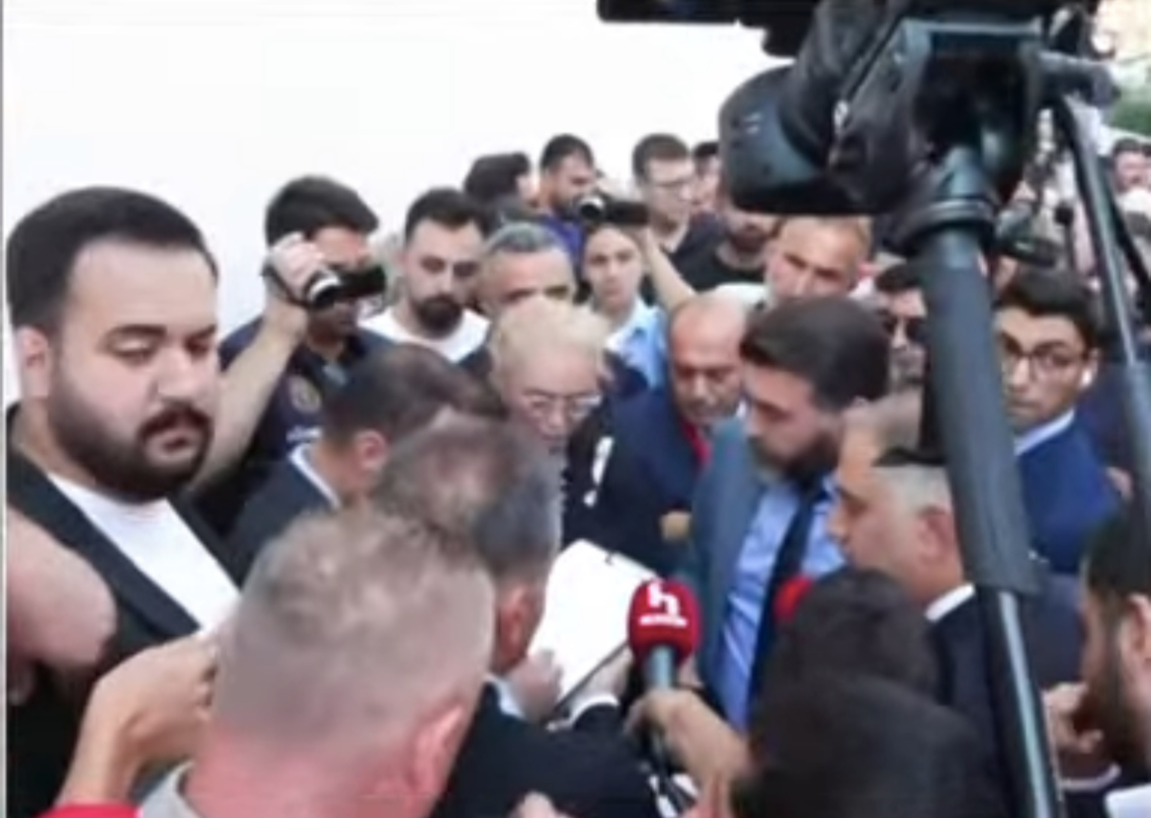 CHP'nin korsan kongresinde gerginlik! Durdurma kararını uygulamak için heyet gitti