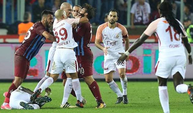 Feghouli ve Olcay Şahan birbirlerinin üzerine yürüyüp küfürleşti