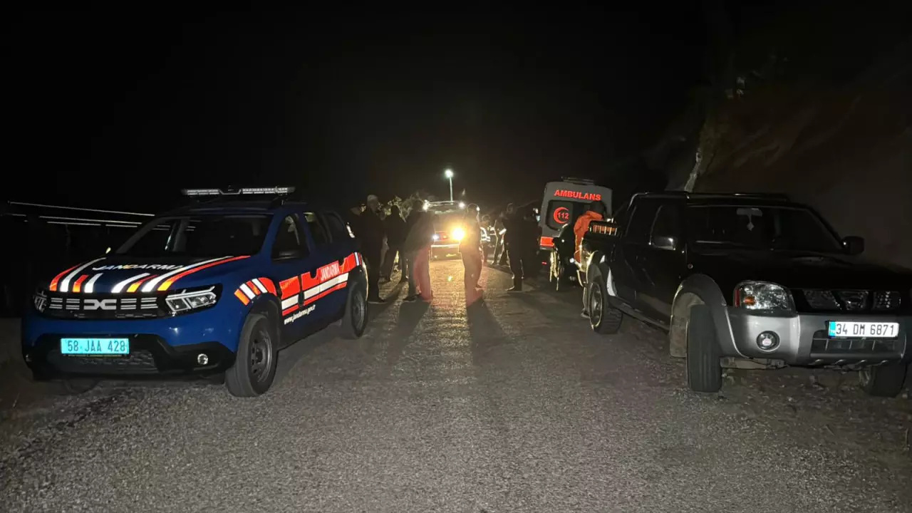 Sivas’ta feci kaza! Otomobil uçuruma yuvarlandı: 4 kişi hayatını kaybetti
