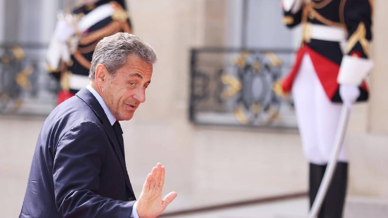 Eski Cumhurbaşkanı Sarkozy’ye “suç şebekesi” suçlamasından mahkumiyet