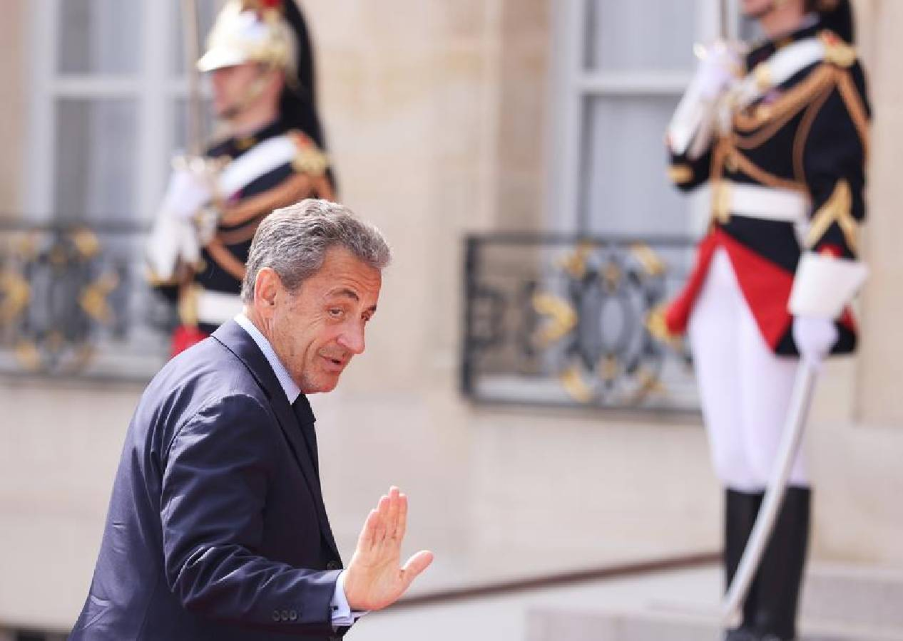Eski Cumhurbaşkanı Sarkozy’ye “suç şebekesi” suçlamasından mahkumiyet