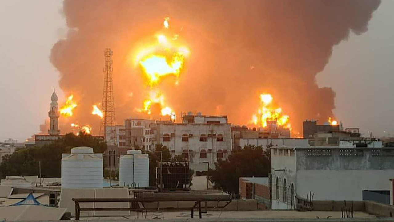 İşgalci İsrail, Yemen'i yeniden bombaladı! Başkent Sana'ya hava saldırısı düzenlendi! Husilerin lideri konuşurken saldırı başlatıldı...