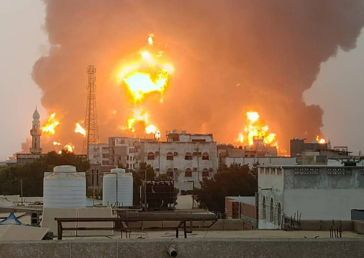 İşgalci İsrail, Yemen'i yeniden bombaladı! Başkent Sana'ya hava saldırısı düzenlendi! Husilerin lideri konuşurken saldırı başlatıldı...