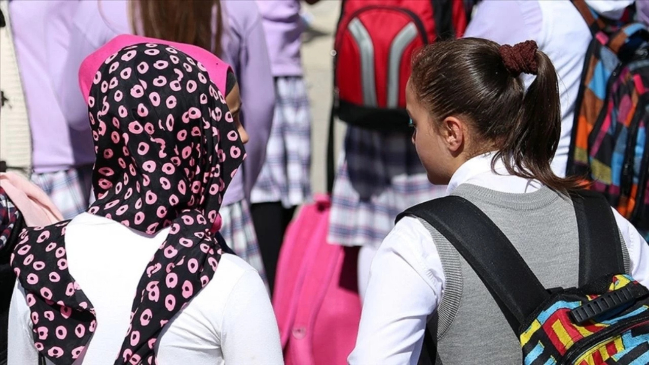 Özgürlükler çağında yasak kararı! KKTC'de okullarda başörtüsü düzenlemesi iptal edildi