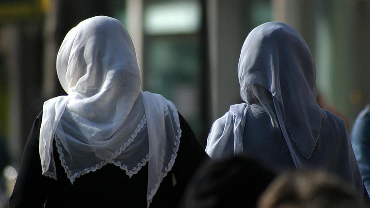 28 Şubat karanlığı KKTC'de! Güney’de serbest, Kuzey’de başörtüsü yasaklandı!