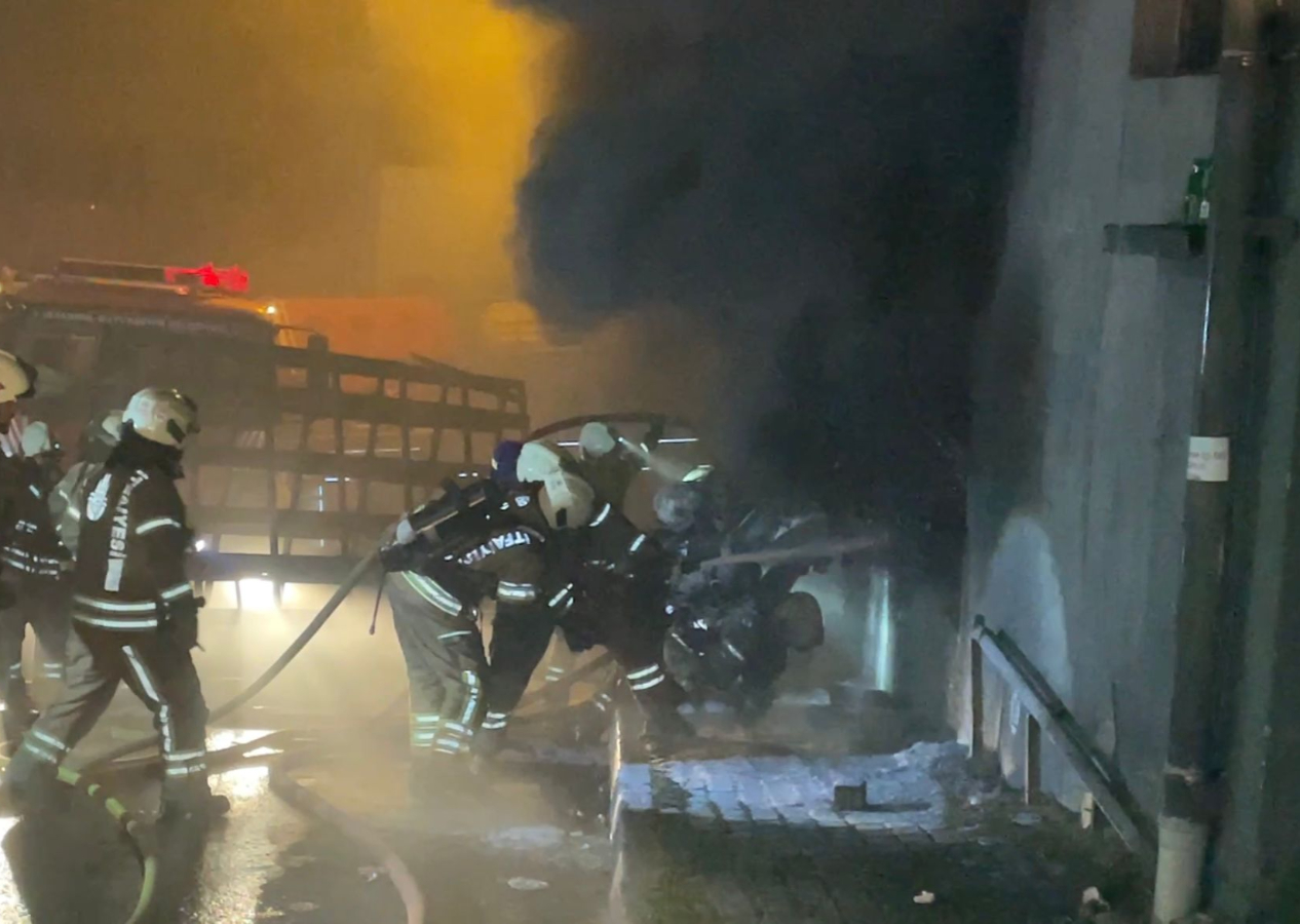 Yoğun duman mahalleyi kapladı! Kağıthane’de matbaa deposunda yangın paniği