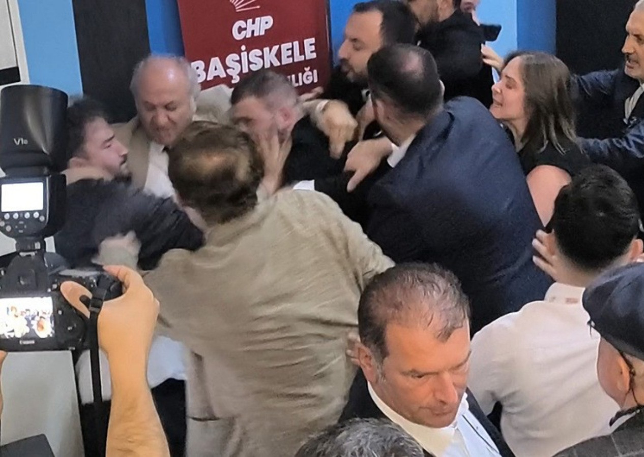 CHP’de gerginlik bitmiyor: Kocaeli Başiskele ilçe kongresi savaş alanına döndü! Tekme ve yumruklar havada uçuştu
