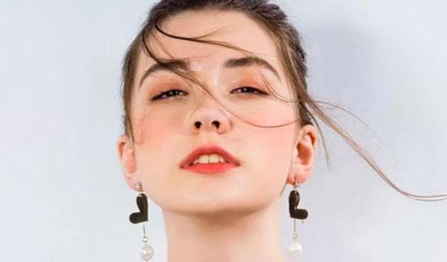 Rus model aşırı çalışmaktan hayatını kaybetti!